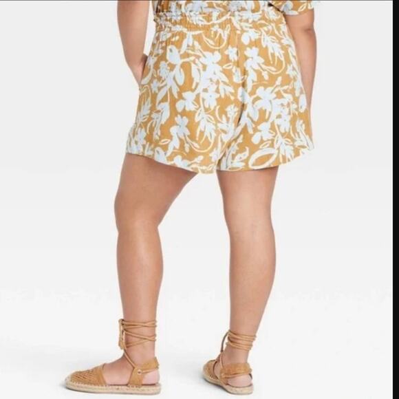 Ava & Viv Mid-Rise Gold Blue Floral Linen Blend Pull On Shorts with Pockets 1X - Picture 2 of 3